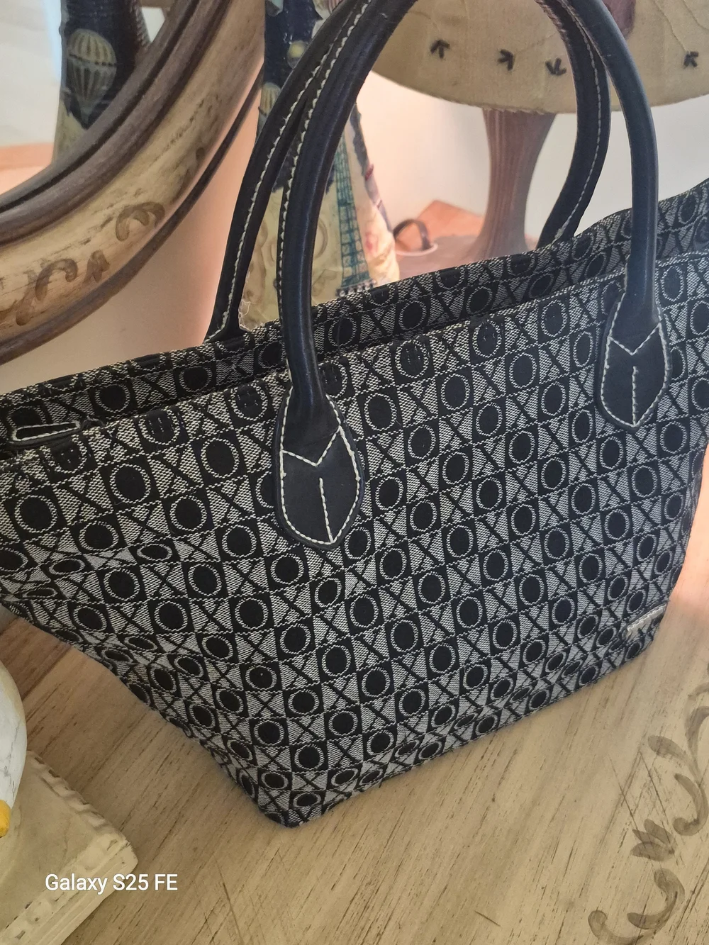 XOXO Y2K 2000s leather handle black and gray tote bag